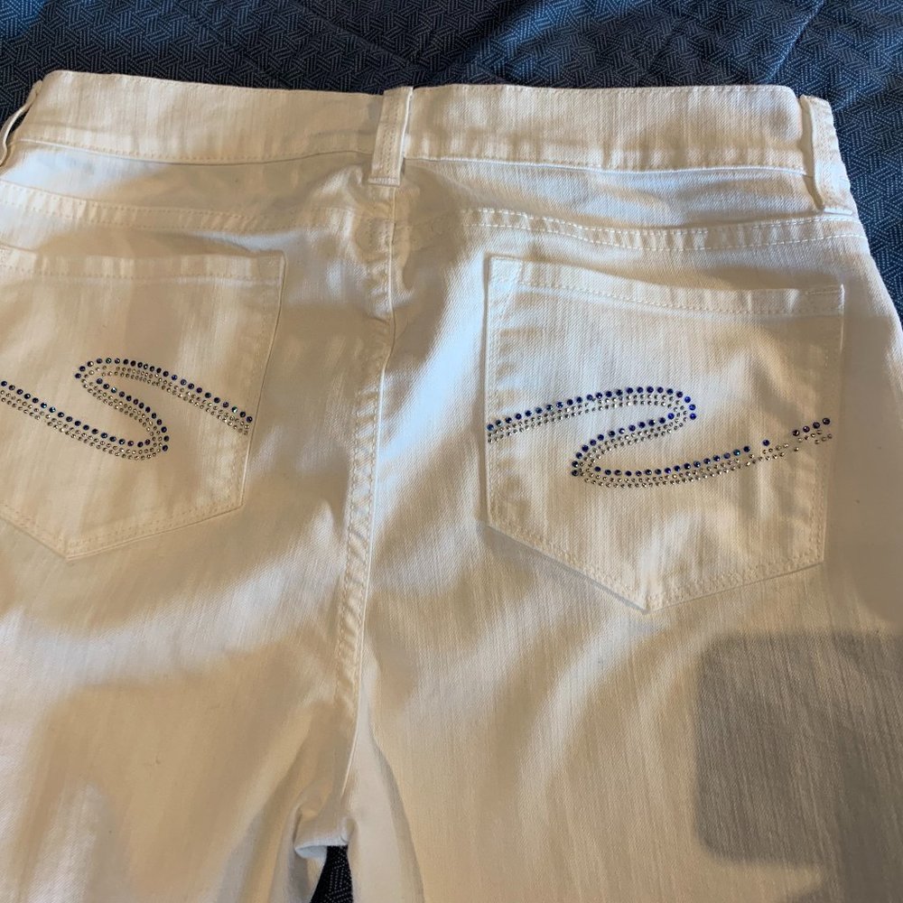 White jeans with back pocket sparkle.  Wide leg, slight flare  NYDJ Size 12